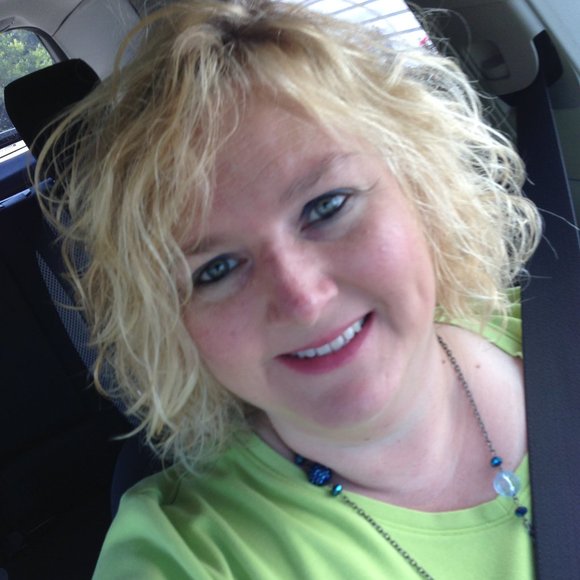 Meet your Posher, Candice @ SweetPoshDeals - Picture 1 of 2